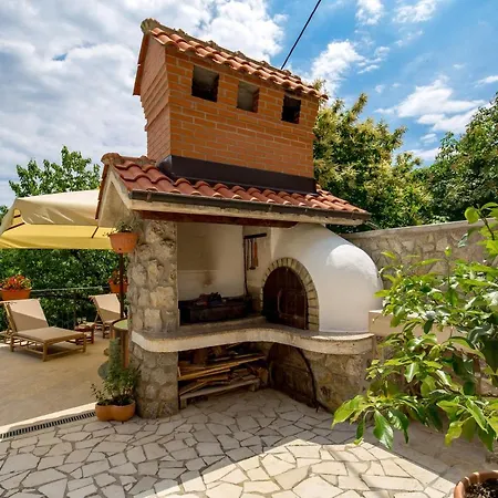 Apartment Laura Ika-lovran 80 M2 With Private 100 M2 Garden Hot Tub Free Parking