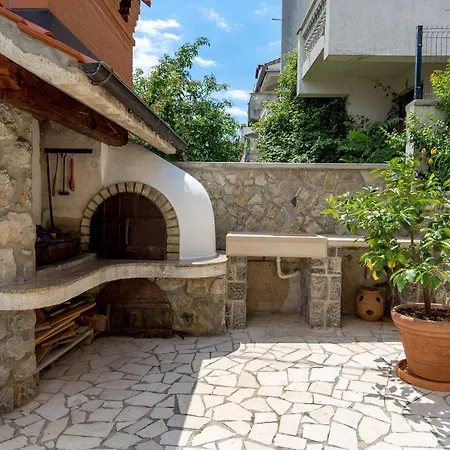 Apartment Laura Ika-lovran 80 M2 With Private 100 M2 Garden Hot Tub Free Parking Opric