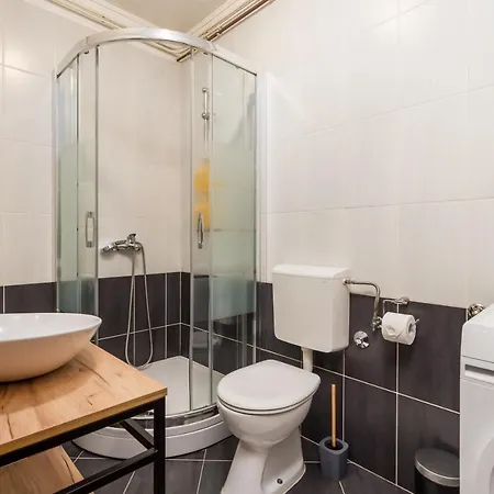Laura Ika-lovran 80 M2 With Private 100 M2 Garden Hot Tub Free Parking Apartment *