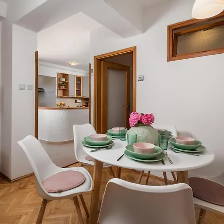 Laura Ika-lovran 80 M2 With Private 100 M2 Garden Hot Tub Free Parking Apartment *