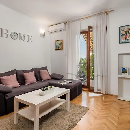 Apartment Laura Ika-lovran 80 M2 With Private 100 M2 Garden Hot Tub Free Parking Opric