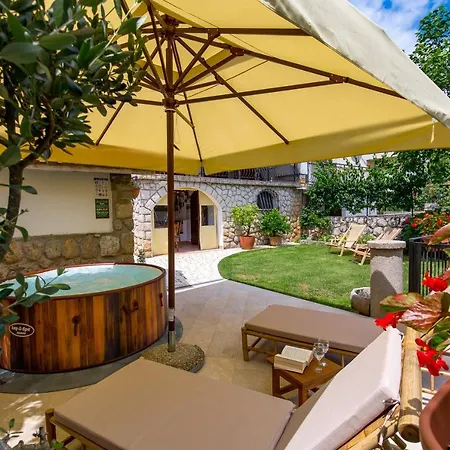 Laura Ika-lovran 80 M2 With Private 100 M2 Garden Hot Tub Free Parking Apartment Opric