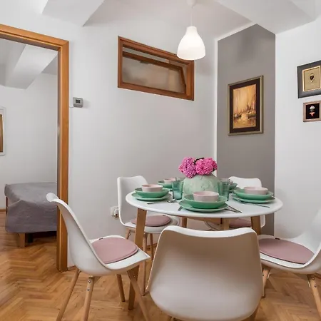 Laura Ika-lovran 80 M2 With Private 100 M2 Garden Hot Tub Free Parking Apartment