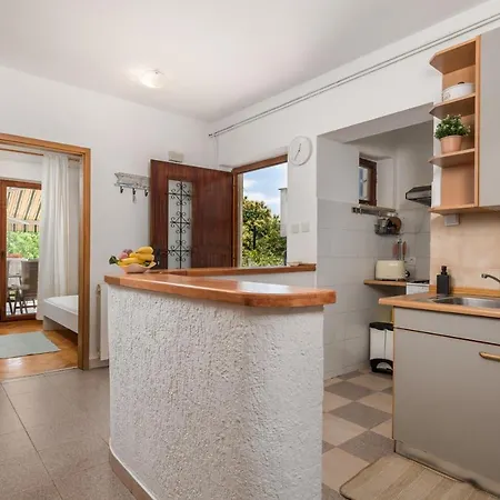 Laura Ika-lovran 80 M2 With Private 100 M2 Garden Hot Tub Free Parking